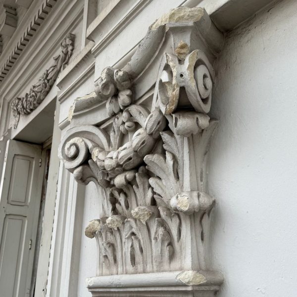 Reprise d'un bâtiment historique avec des moulures modénatures