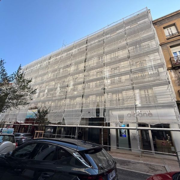 Reprise d'un bâtiment historique avec des moulures modénatures