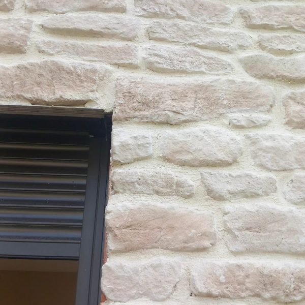 pose de pierre parement et projection façade sur joint de pierre bas facade -2