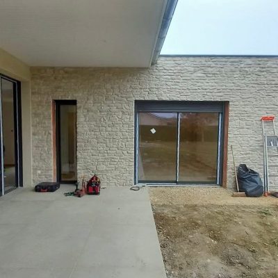 pose de pierre parement et projection façade sur joint de pierre bas facade