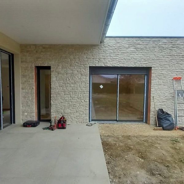 pose de pierre parement et projection façade sur joint de pierre bas facade