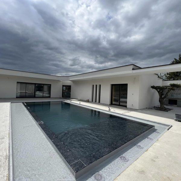 villa-ravalement-de-facade-bas-facade